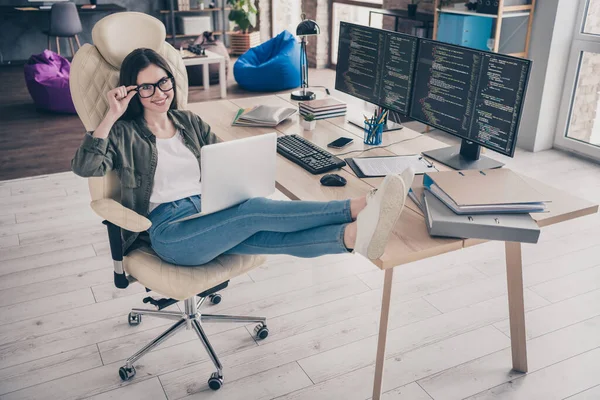 Foto de comprimento total de menina alegre jovem sentar banquinho espaço aberto usar laptop designer tester workstation eyewear dentro de casa — Fotografia de Stock