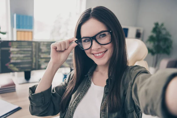 Autoritratto di attraente allegra ragazza qualificata toccando specs tech azienda leader sul posto di lavoro al chiuso — Foto Stock