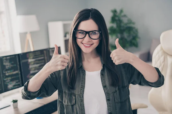 Ritratto di bella allegra ragazza contenuto esperto mostrando doppio thumbup annuncio sul posto di lavoro posto di lavoro all'interno — Foto Stock