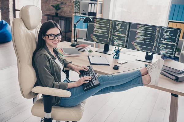 Retrato de atraente menina alegre web desenvolvedor serviço de suporte técnico fornecendo rede de intranet no local de trabalho estação de trabalho dentro de casa — Fotografia de Stock