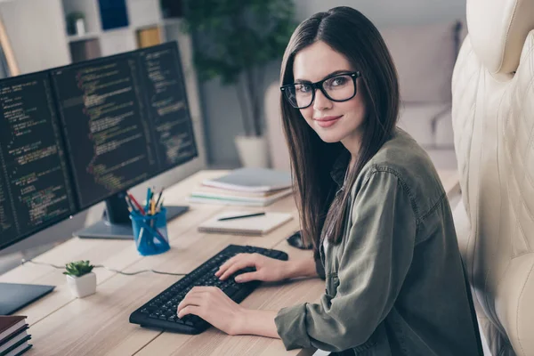 Profiel side view portret van aantrekkelijke gekwalificeerde meisje geek nerd remote web support op werkplek binnen — Stockfoto