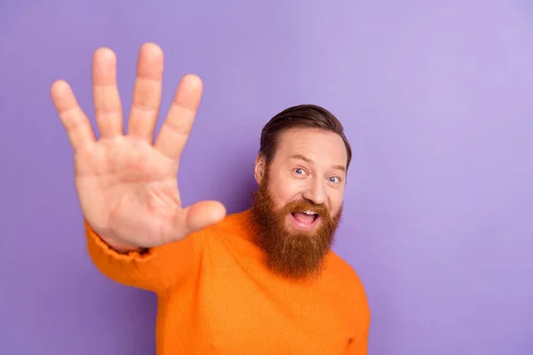 Retrato de buen humor alegre guapo macho conocer a sus amigos decir hola aislado sobre fondo de color púrpura — Foto de Stock