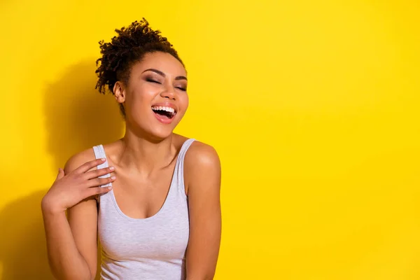 Foto av glad överlycklig flicka slutna ögon skrattar har gott humör isolerad på gul färg bakgrund — Stockfoto