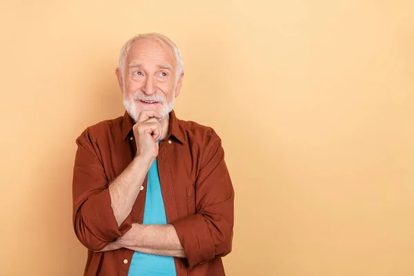 Фотографія оптимістичного старого білого чоловіка для просування волосся, одяг коричневий, ізольований на бежевому кольоровому фоні — стокове фото