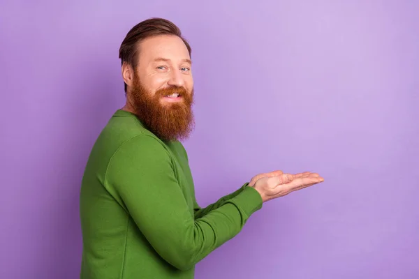 Profilo foto laterale di allegro amichevole zenzero uomo promozione annuncio del prodotto isolato su sfondo di colore viola — Foto Stock