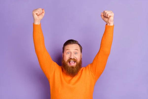 Фото хорошего мода сверх радостный экстатичный рыжий человек отпраздновать победу достижение изолированы на фиолетовом фоне цвета — стоковое фото