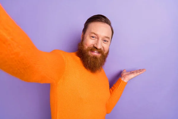 Photo of kind friendly foxy male streaming video showing beautiful view from his travel journey isolated on violet color background — Stock Photo, Image