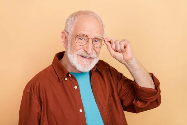 Foto de bom mais velho branco penteado homem mão óculos desgaste camisa marrom isolado no fundo cor bege — Fotografia de Stock
