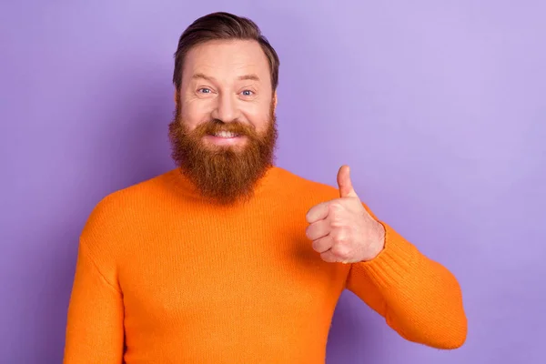 Portrait of handsome good mood ginger give you recommendation promote product isolated on purple color background — Stock Photo, Image