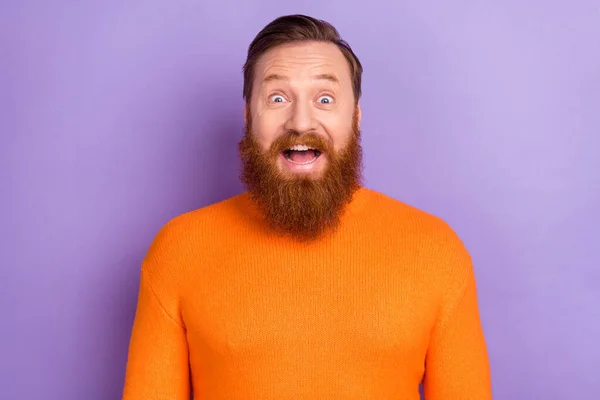 Foto av glada gott humör rödhårig kille i levande orange pullover se svart fredag försäljning annons isolerad på violett färg bakgrund — Stockfoto