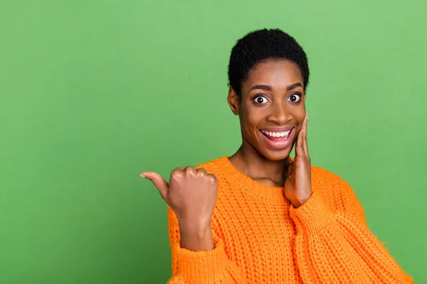 Foto av hurra millennial kort frisyr dam index promo bära orange tröja isolerad på grön färg bakgrund — Stockfoto