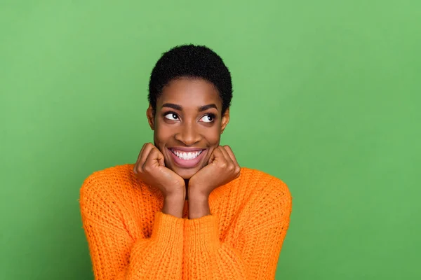 Foto von süßen Millennial Brünette Dame Hände Gesicht aussehen promo tragen orangefarbenen Pullover isoliert auf grünem Hintergrund — Stockfoto