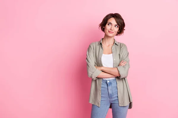 Photo of impressed young bob hairdo lady crossed arms look empty space wear grey shirt jeans isolated on pink color background