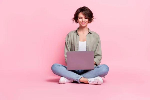 Full length portrait of pretty charming girl use wireless netbook chat odizolowany na różowym tle koloru — Zdjęcie stockowe