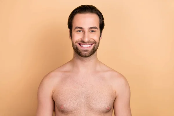 Foto de joven alegre chico sonrisa dentada disfrutar del procedimiento de salón frescura aislado sobre fondo de color beige — Foto de Stock