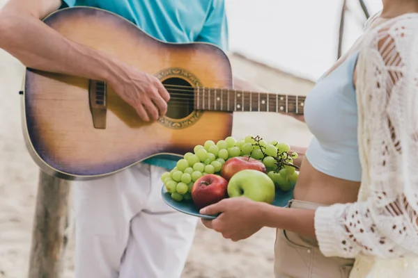 Gehakt uitzicht portret van aantrekkelijke mensen beste partners besteden dag goed zonnig weer spelen gitaar op het strand picknick buiten — Stockfoto