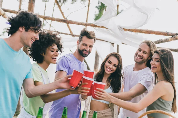 Φωτογραφία από χαρούμενα φωτογραφία των φοιτητών γιορτάζουν τις καλοκαιρινές διακοπές μαζί πίνοντας σαμπάνια αλκοόλ — Φωτογραφία Αρχείου