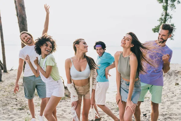 Foto de doce encantador jovens usam roupas casuais dança festa na praia fora do campo — Fotografia de Stock