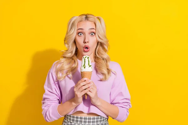 Retrato de personas bonitas impresionadas sujetan las manos helados miran sin palabras aislados sobre fondo de color amarillo — Foto de Stock