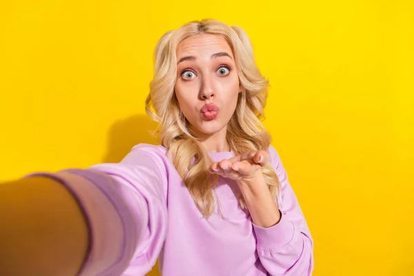 Retrato de hermosa mano linda dama enviar cámara de beso de aire que toma selfie aislado sobre fondo de color amarillo —  Fotos de Stock