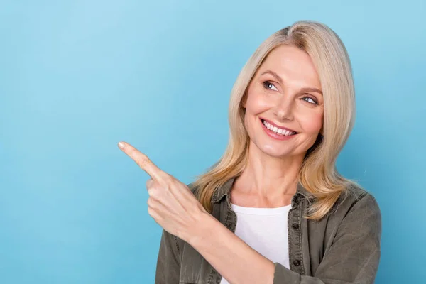 Retrato de promotor de mujer de mediana edad positiva indican venta de promoción aislado fondo de color pastel azul — Foto de Stock
