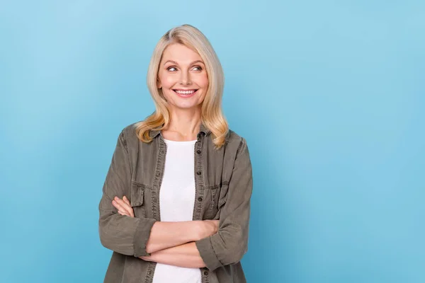 Foto di anziana signora rappresentativa braccia incrociate sguardo vuoto spazio marketing annuncio isolato colore blu sfondo — Foto Stock