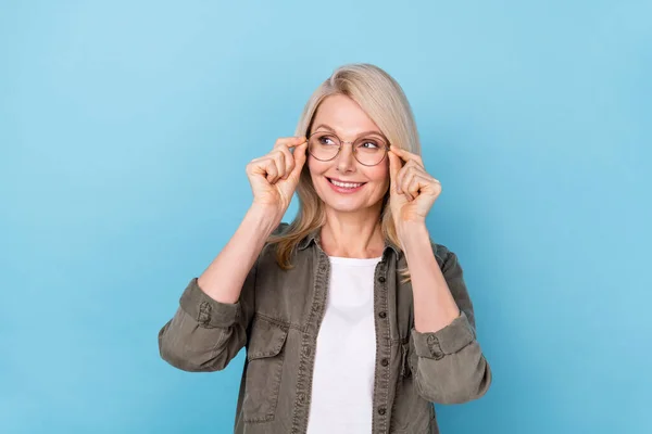 Foto der alten Dame suchen leeren Raum versuchen tragen neue Spezifikationen Optiker isoliert blau pastellfarbenen Hintergrund — Stockfoto