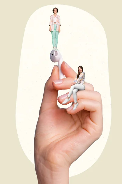 Obra de arte maqueta creativa de la mano enorme celebrar nuevos auriculares futuristas dos hermosas damas recomiendan fondo de color aislado —  Fotos de Stock
