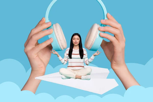 Творческий рисунок эскиз плакат женщины слушать целебную мелодию медитировать путешествия бумаге плоскости изолированного неба цвета фона — стоковое фото