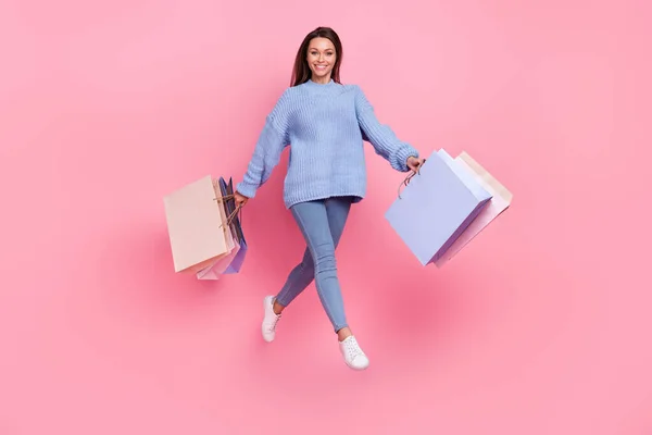 Full length foto van jonge vrouw jump shop winkel winkelcentrum korting actief geïsoleerd over roze kleur achtergrond — Stockfoto