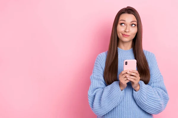 Foto de doce jovem penteado marrom senhora segurar telefone olhar promo desgaste pulôver azul isolado no fundo cor-de-rosa — Fotografia de Stock
