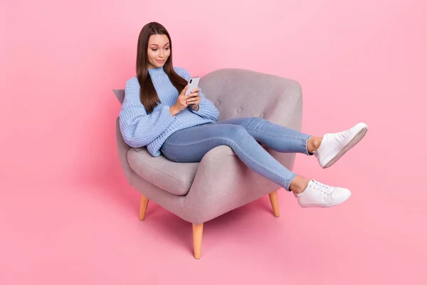 Foto em tamanho completo de doce millennial morena senhora tipo telefone usar camisola jeans sapatos isolados no fundo cor-de-rosa — Fotografia de Stock