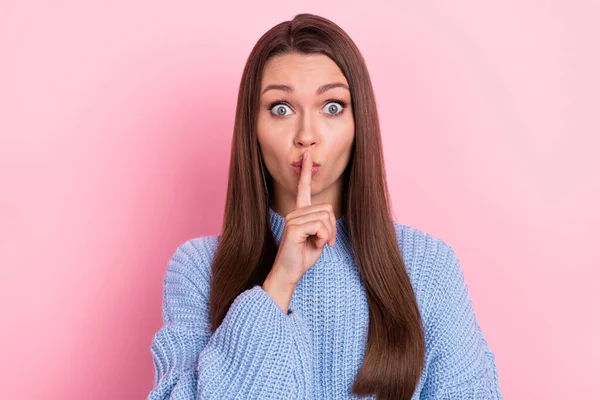 Fotografie dojem mladý hnědý účes dáma prst ústa nosit modrý svetr izolované na růžové barevné pozadí — Stock fotografie