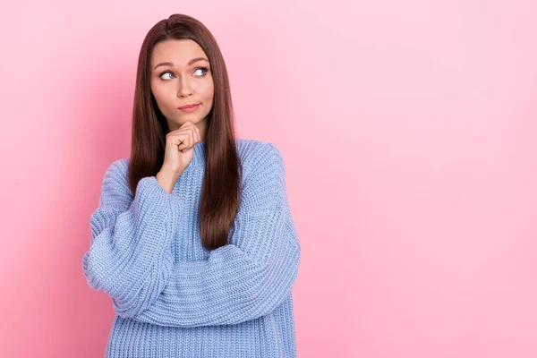 Foto von unsicher junge braune Frisur Dame aussehen promo tragen blauen Pullover isoliert auf rosa Hintergrund — Stockfoto