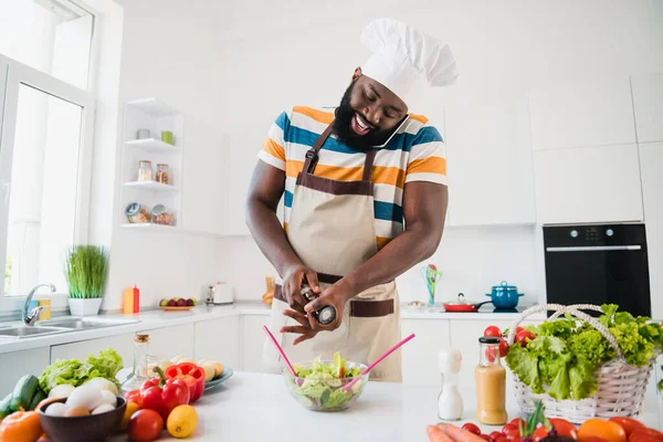 Фото молодого веселого чоловіка розмовляють слухати спілкування мобільний кухар свіжі овочі салат кухня в приміщенні — стокове фото