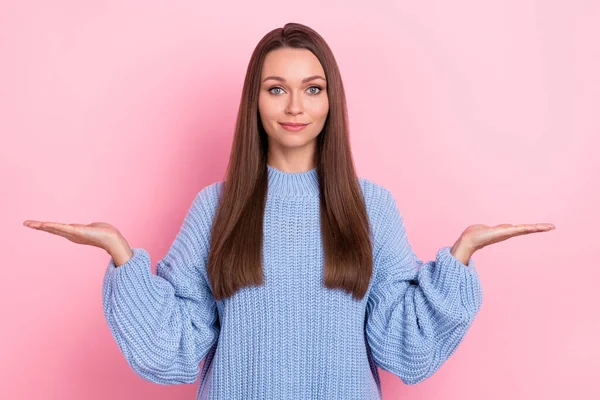 Foto van optimistische millennial bruin kapsel dame houden lege ruimte dragen blauwe trui geïsoleerd op roze kleur achtergrond — Stockfoto