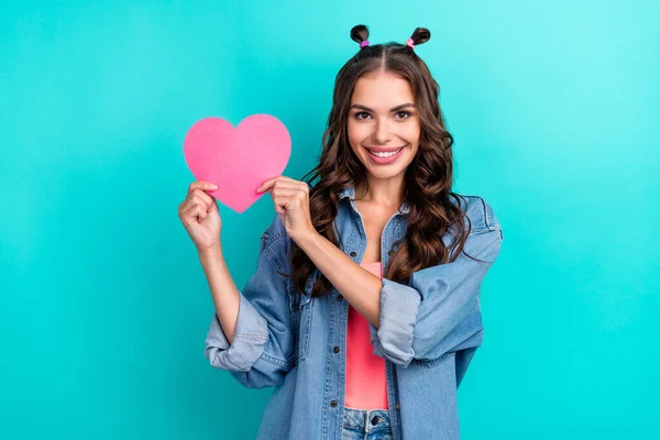 Foto di giovane adorabile ragazza tenere figura del cuore presente sogno cupido isolato su sfondo di colore verde acqua — Foto Stock