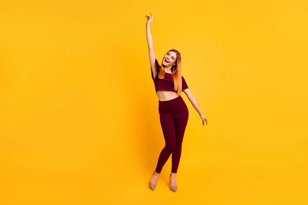 Foto de longitud completa de alegre bonita dama disfrutar bailando clubbing tienen buen humor aislado en el fondo de color amarillo —  Fotos de Stock