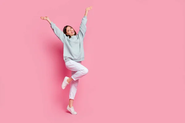 Full size foto van jonge mooie opgewonden vrouw handen tot vreugde blij geïsoleerd over roze kleur achtergrond — Stockfoto