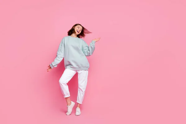 Photo pleine grandeur de jeune jolie dame ont amusant club de danse porter tenue moderne isolé sur fond de couleur rose — Photo