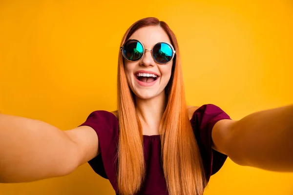 Foto de pessoa bastante positiva fazer selfie gravação de vídeo sorriso de dente isolado no fundo de cor amarela — Fotografia de Stock