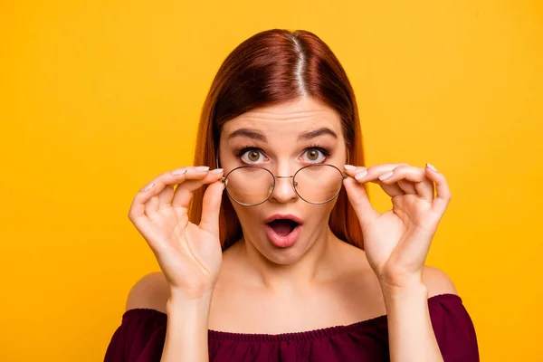 Foto de jovencita bastante impresionada vestida ropa roja brazo gafas boca abierta aislado color amarillo fondo — Foto de Stock