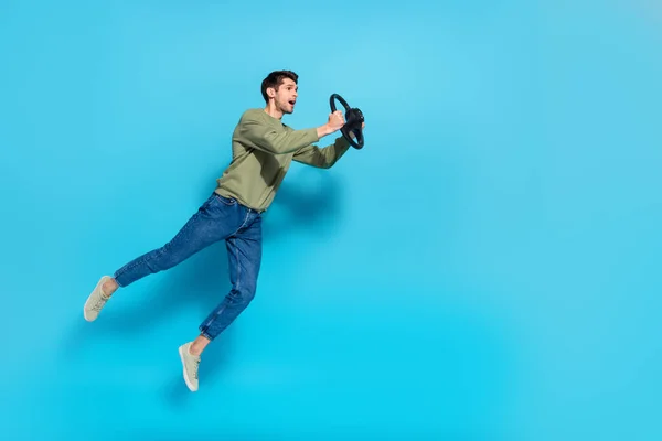 Foto de comprimento total de alegre feliz pessoa segurar roda olhar espaço vazio isolado no fundo de cor azul — Fotografia de Stock