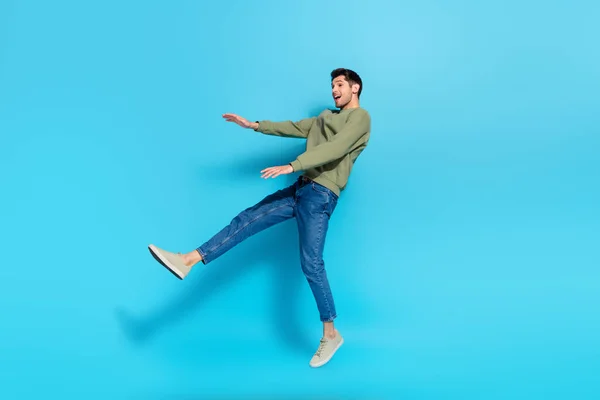 Foto in voller Größe von zufriedenen fröhlichen Person fallen Sprung Flug isoliert auf blauem Hintergrund — Stockfoto