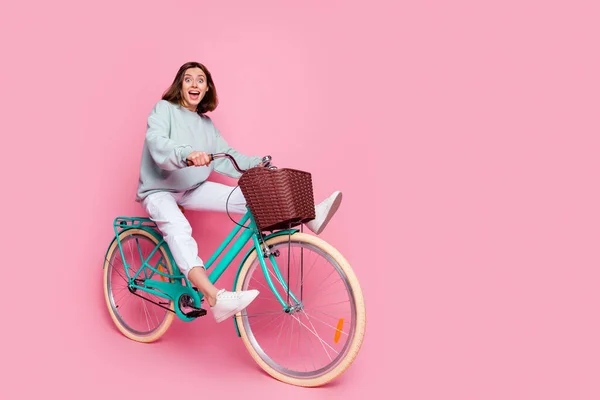 전체 사이즈 프로필 사진 소녀 모험의 빠른 속도 자전거타기 핑크 색 배경에 고립 — 스톡 사진
