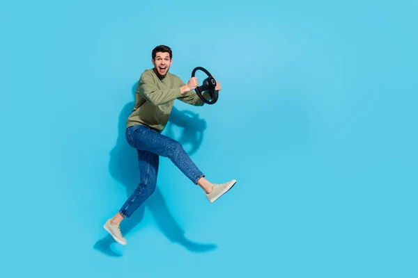 Foto de comprimento total de funky millnnial morena cara executar drive desgaste camisa jeans calçados isolados no fundo azul — Fotografia de Stock