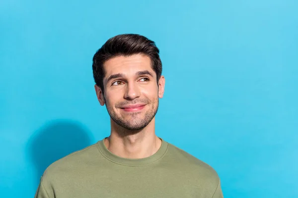 Foto von beeindruckt Brunet Millennial Kerl aussehen promo tragen graues Hemd isoliert auf blauem Hintergrund — Stockfoto