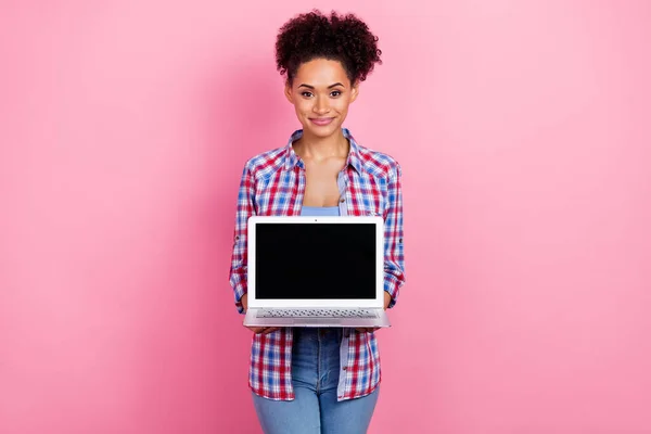 Portret van aantrekkelijke golvende haren meisje houden in handen kopiëren lege ruimte laptop advertentie geïsoleerd over roze pastel kleur achtergrond — Stockfoto