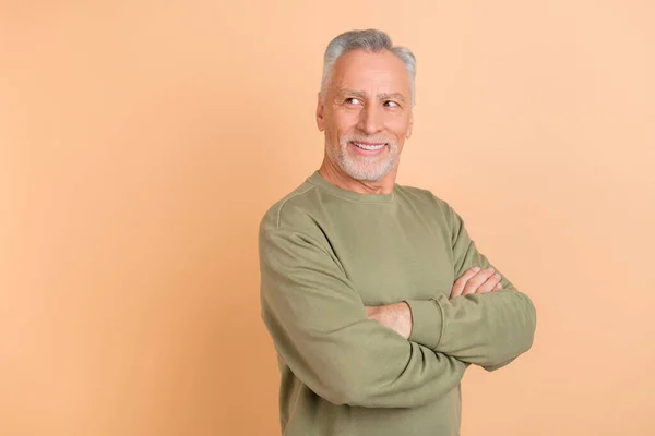 Profil sida foto av senior glad man vikta händer undrar ser tomt utrymme isolerad över beige färg bakgrund — Stockfoto