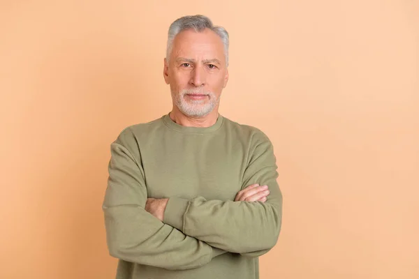 Foto de hombre inteligente senior cruzó las manos agente representativo aislado sobre fondo de color beige — Foto de Stock